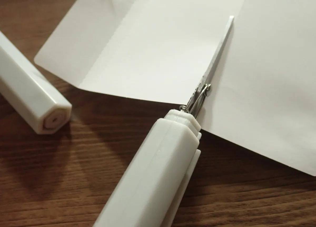 ダイソー：コンパクトハサミ(六角型、グレー)