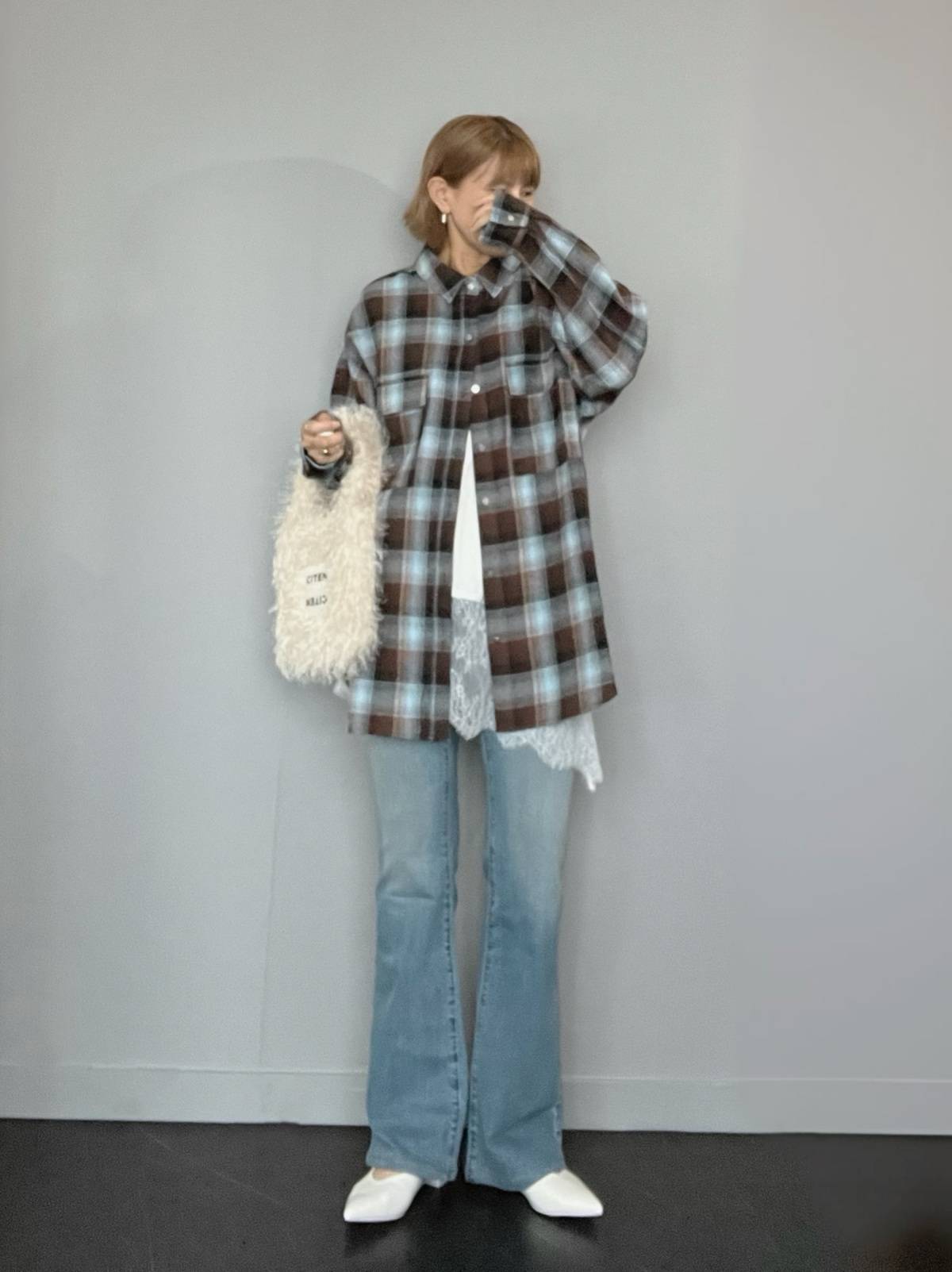 チェック柄シャツ×裾レースキャミソール