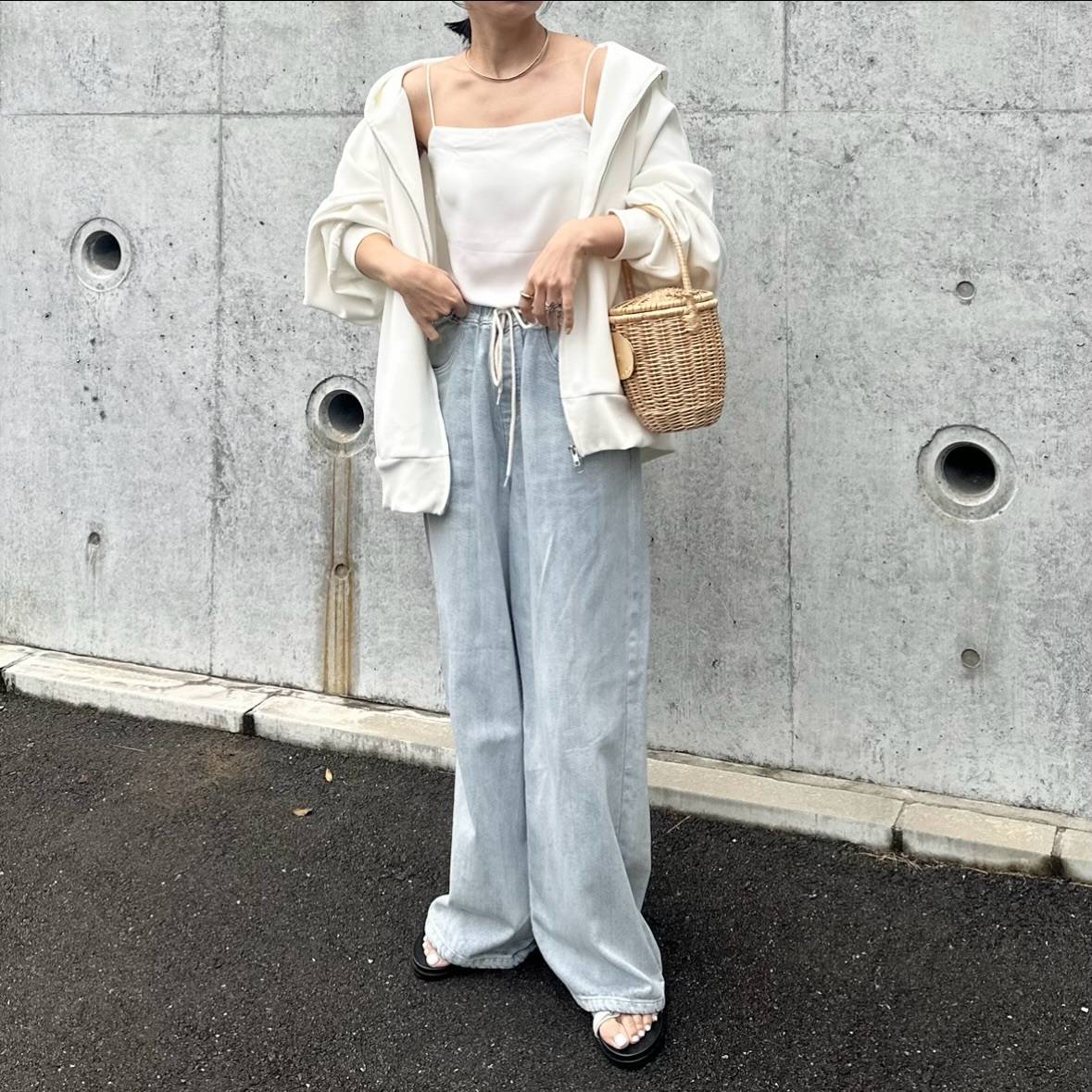 パーカーの肩を落として羽織る！