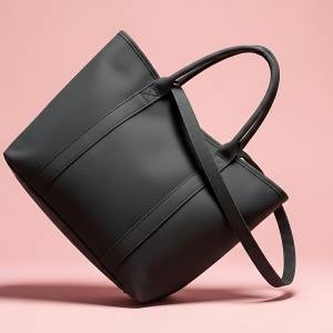  黒のレザートートバッグ 