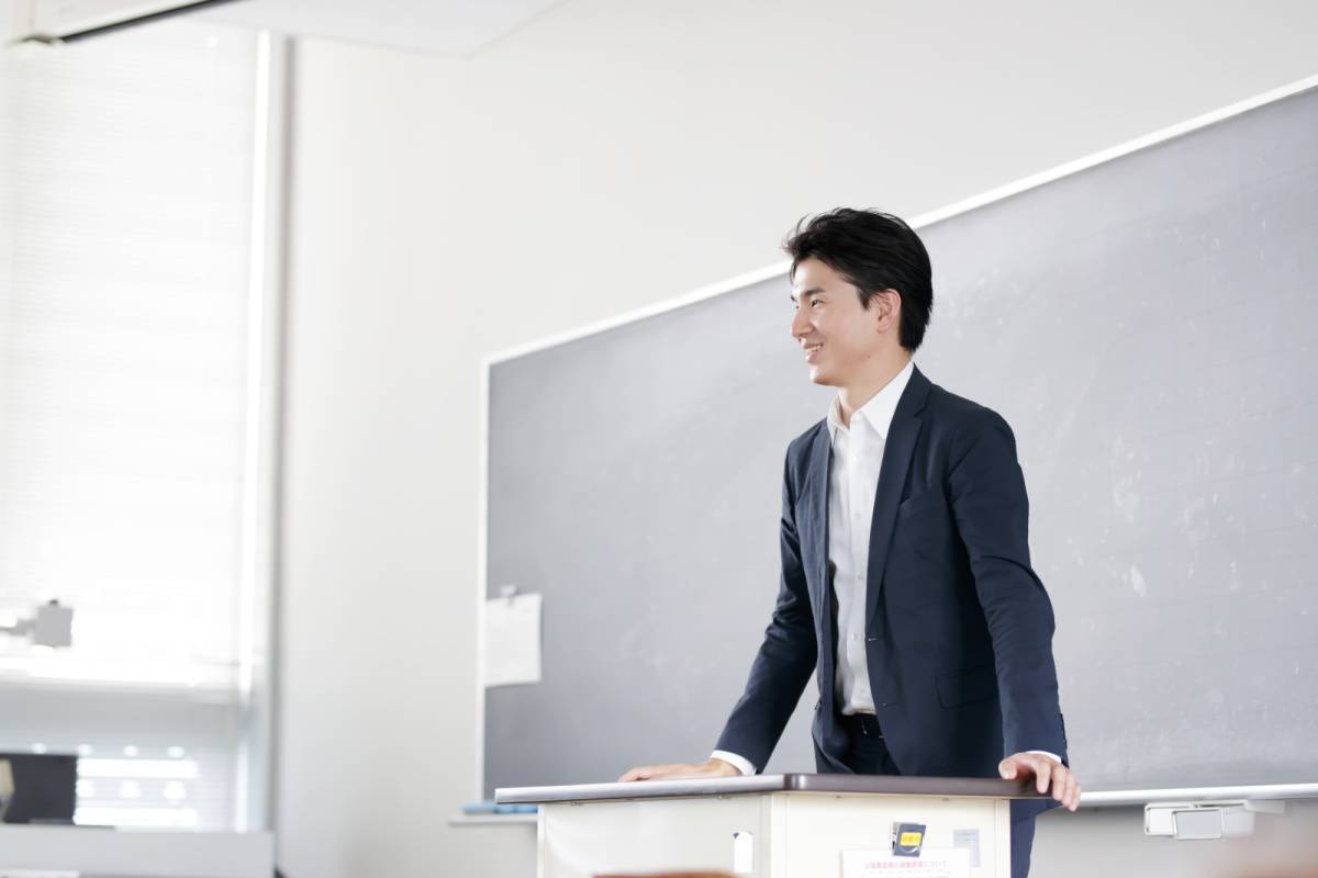教壇に立つ男性