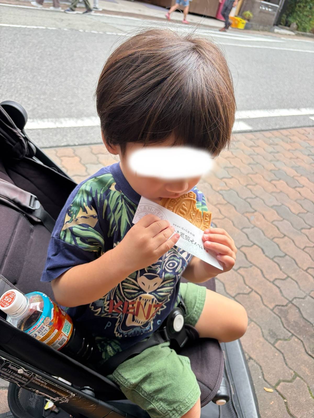 「元祖なま炭酸せんべい」を食べている子ども