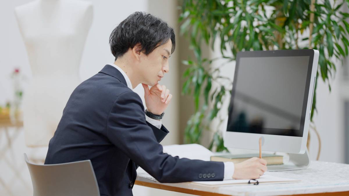 デスクで仕事をしている男性