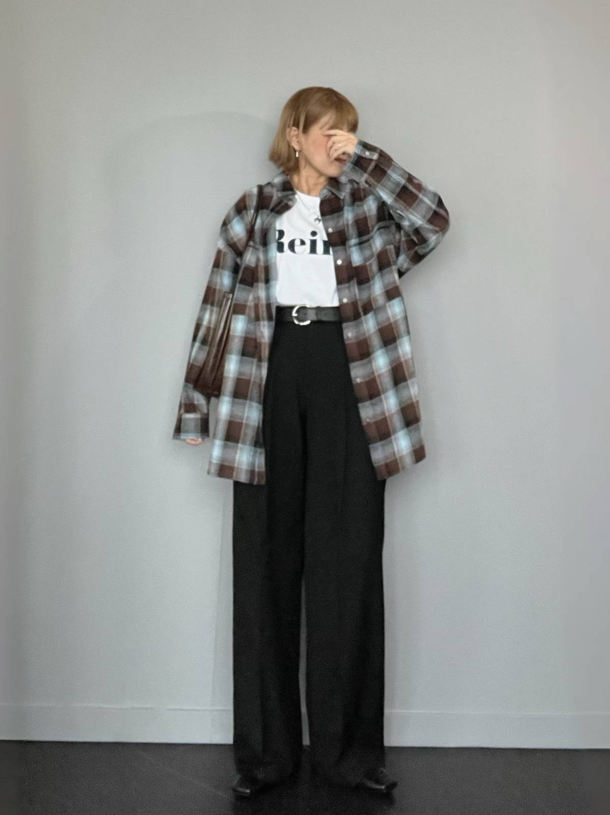 ロゴTシャツ×チェック柄シャツ
