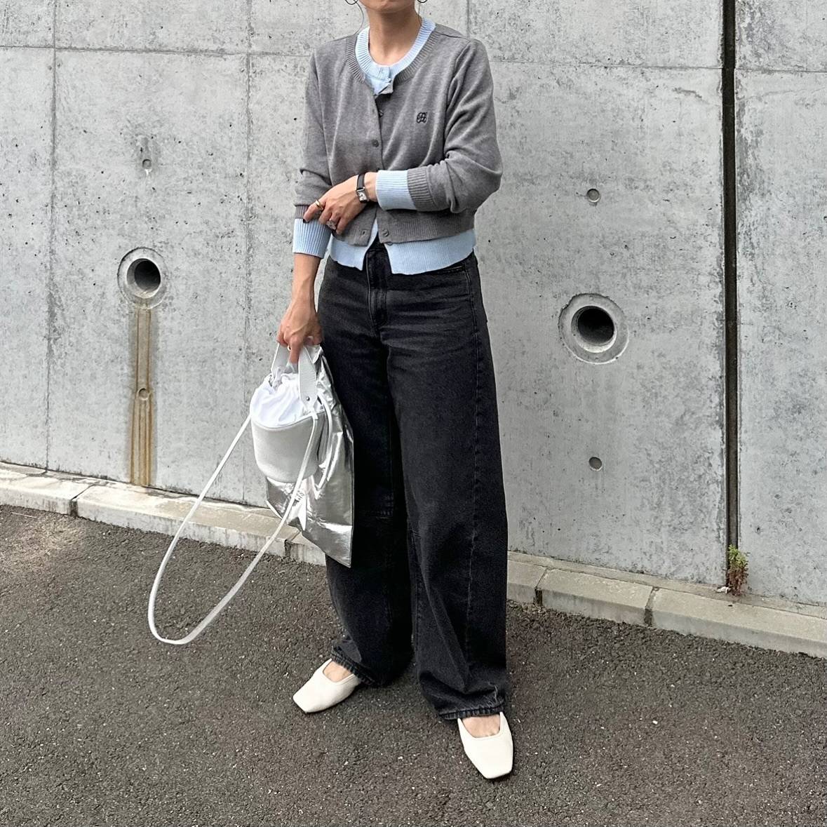 重ね着風カーディガン×デニムパンツ