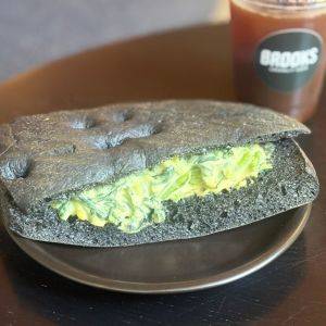 【南青山】インパクトが◎真っ黒なサンドイッチがおしゃれカフェに登場