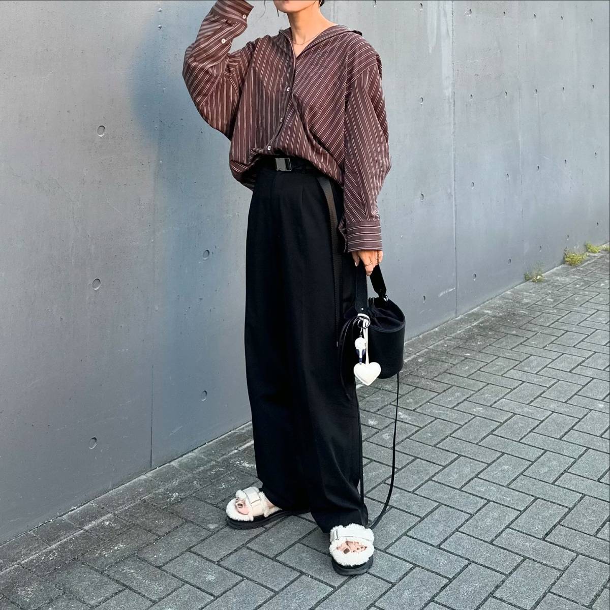 ブラウンのストライプ柄シャツが主役！
