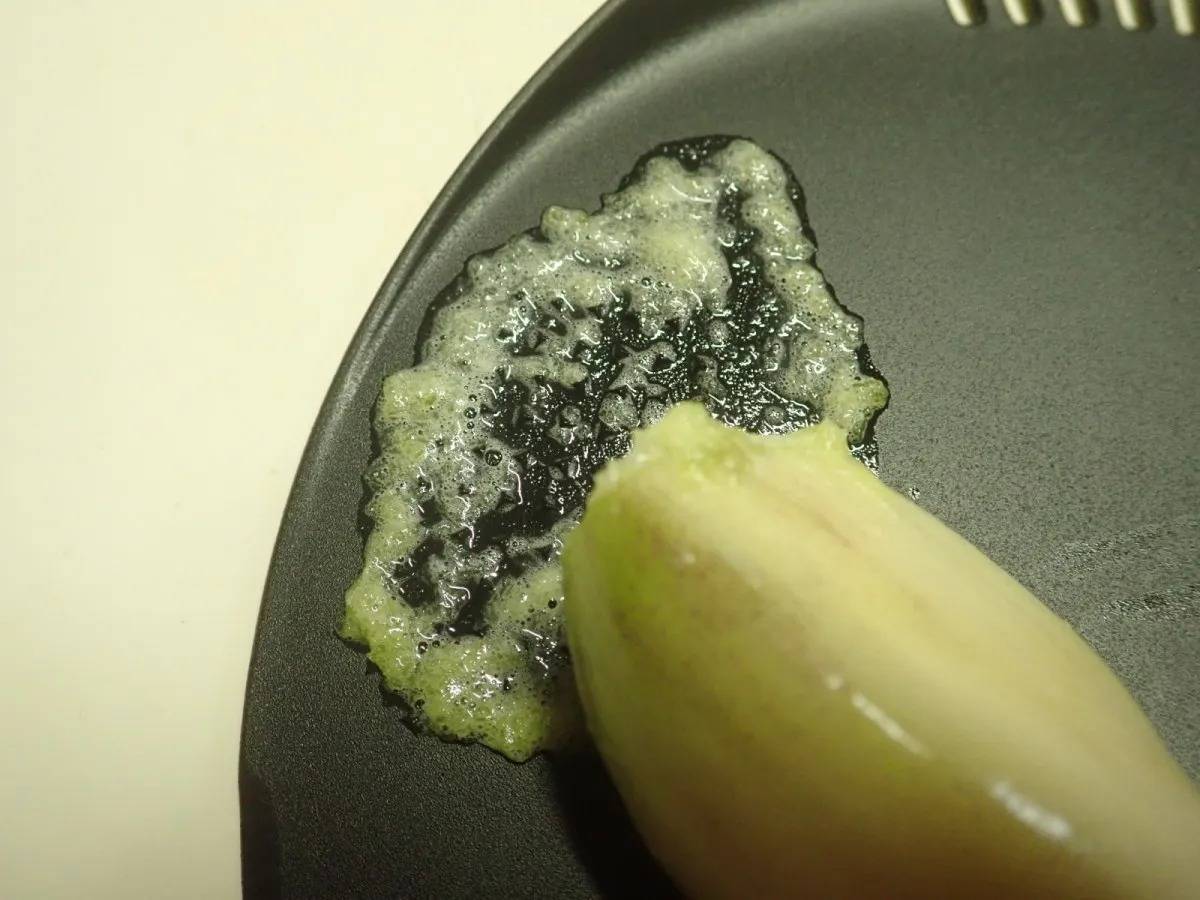 ダイソー：水切りできるD型まな板
