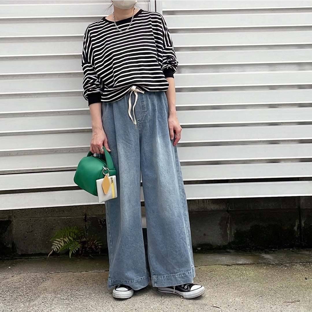 ボーダー柄トップスとカラーバッグをアクセントにする！