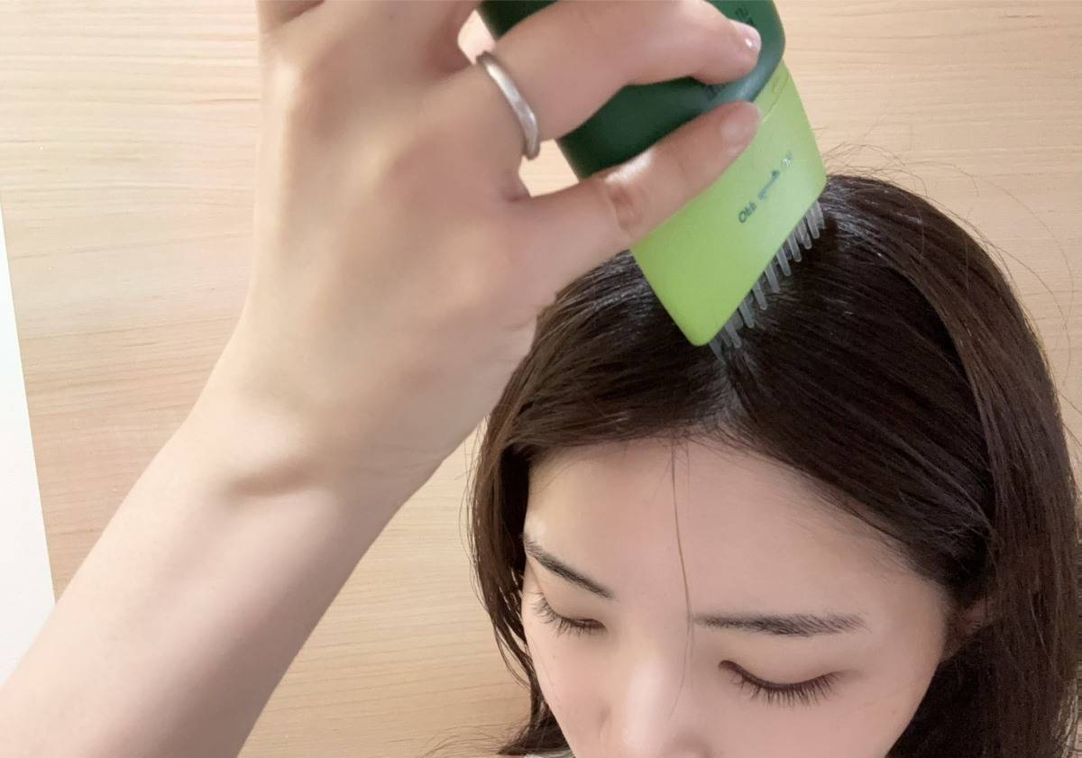 AROMATICA ローズマリー PDRN スカルプ セラムを使用しているところ