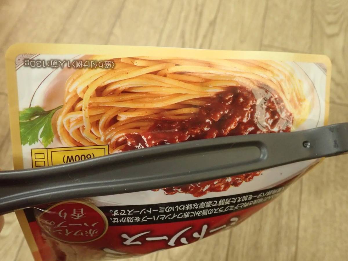 ダイソー:レトルトしぼりandカッター