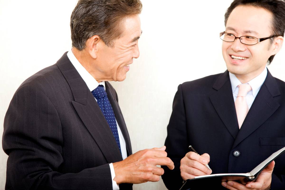 打ち合わせをしている男性