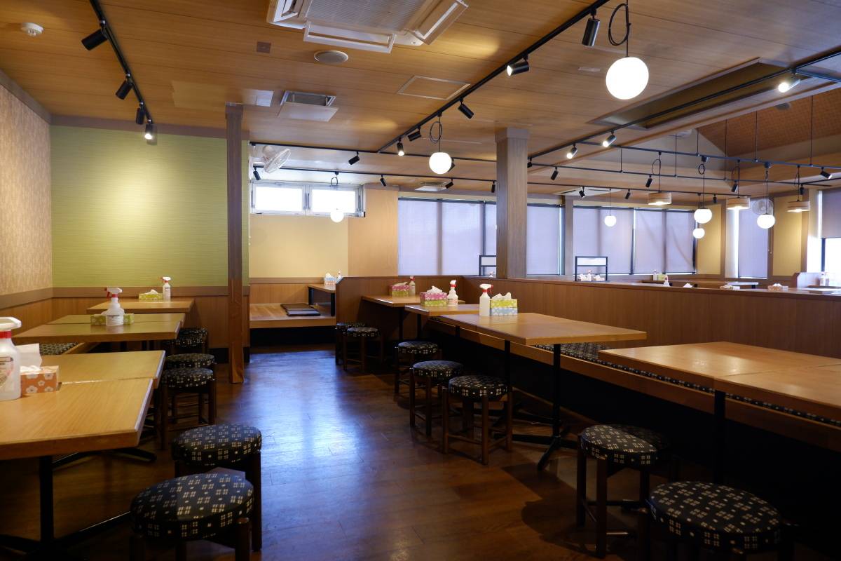 席数が多く広々とした明るい店内