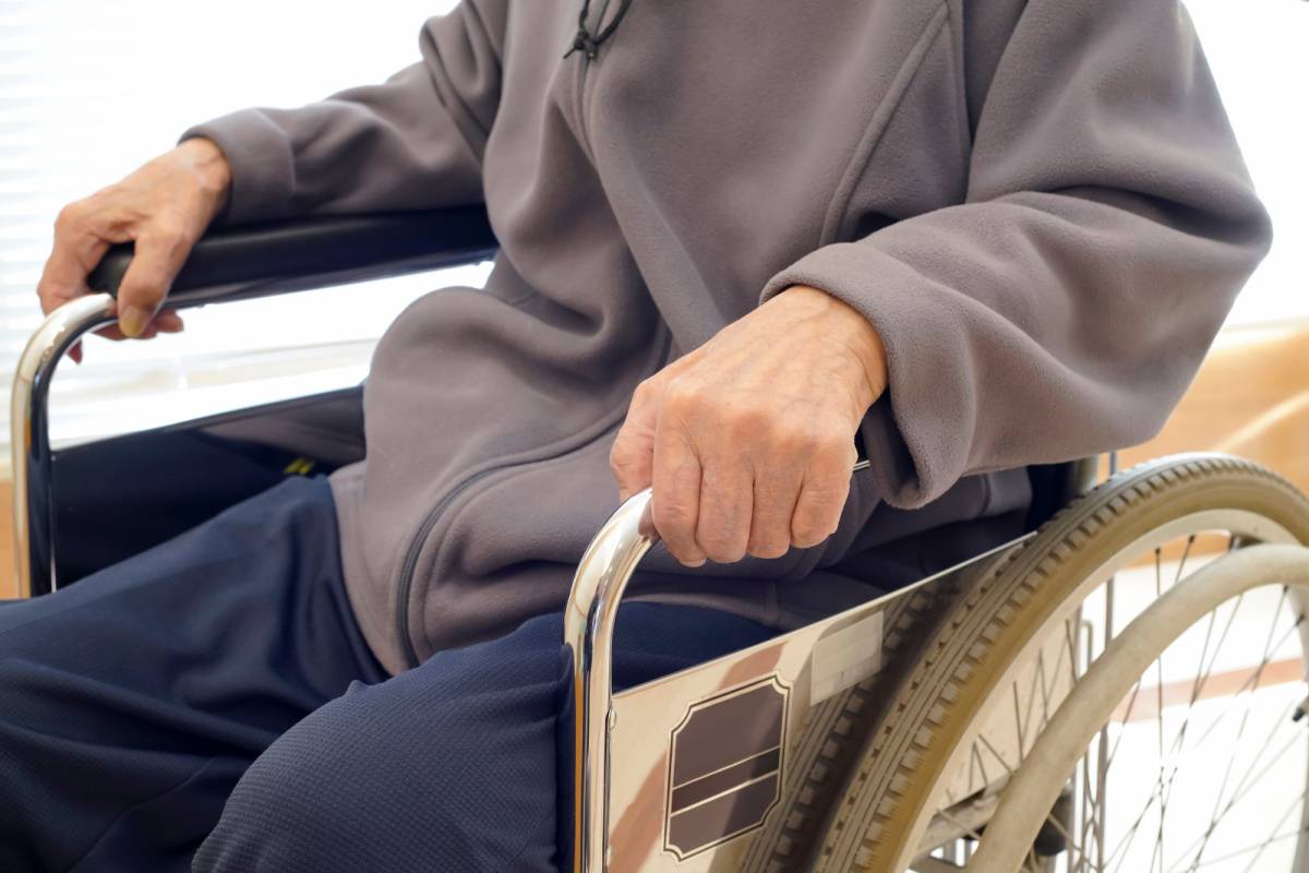 車いすにのった男性