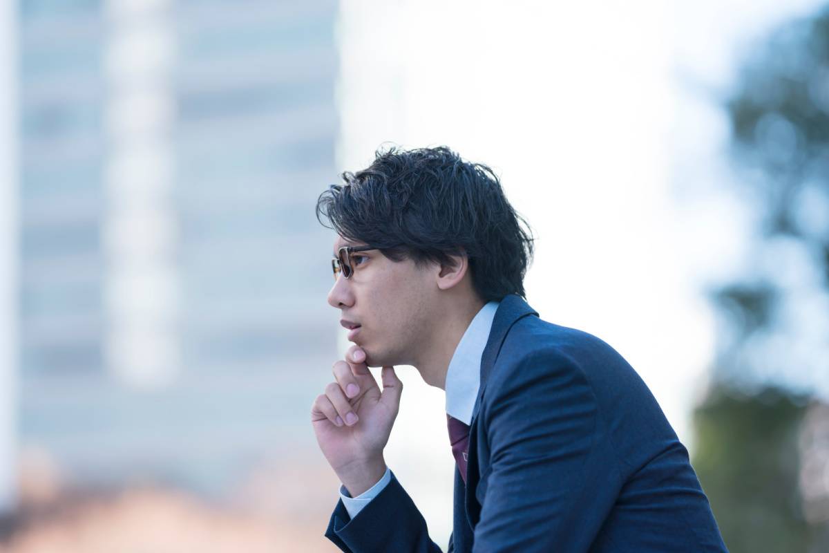 考えている男性