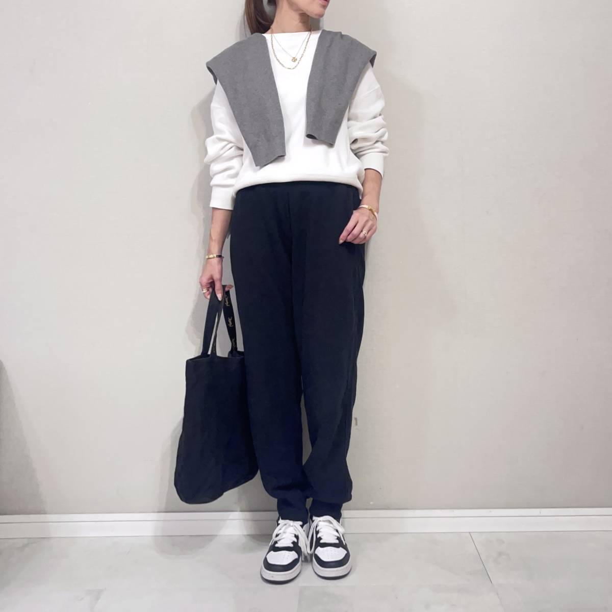 UNIQLOスムースコットンクルーネックセーター×スウェットパンツコーデ