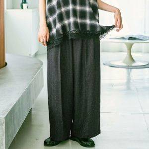 50代のコーデが洗練される《細見えワイドパンツ》3選【2026年10月】