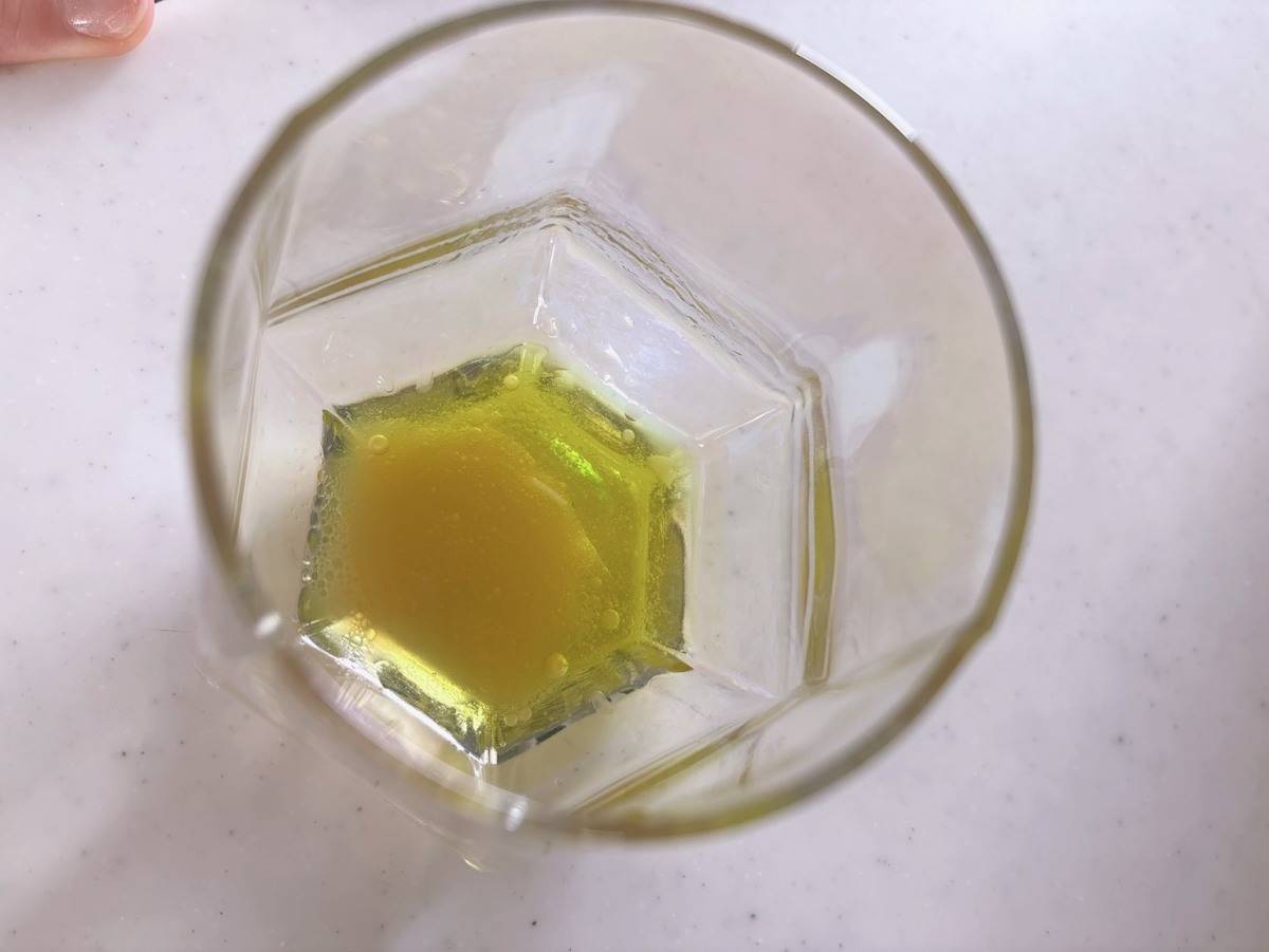 コップに移した「オーガニック オリーブ＆レモンショット OlleTalks」