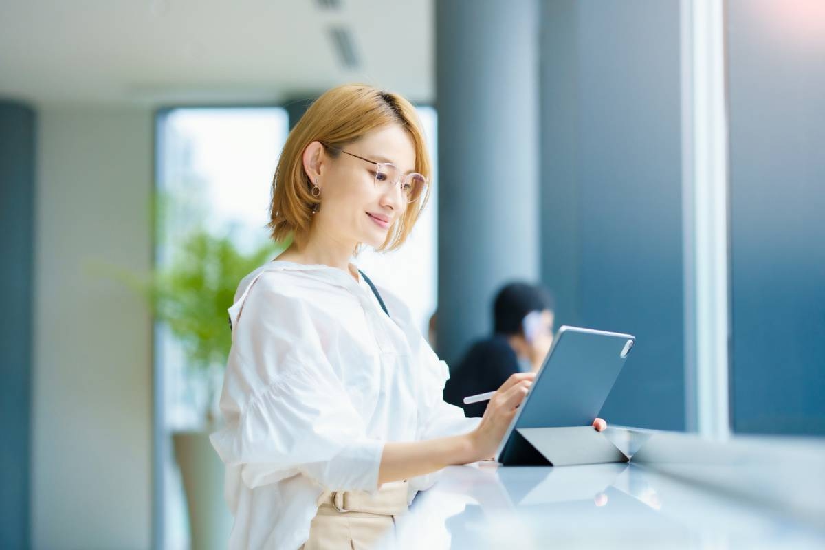 タブレットを操作している女性