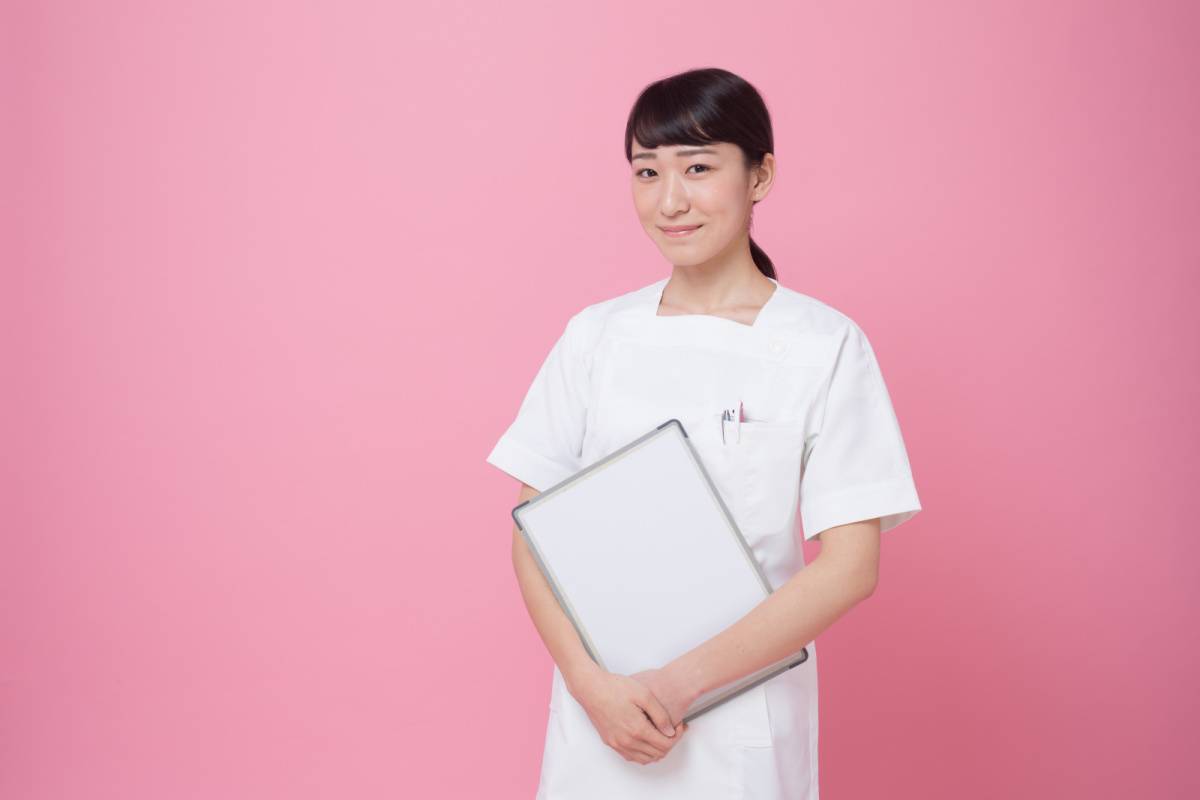 白衣姿の女性