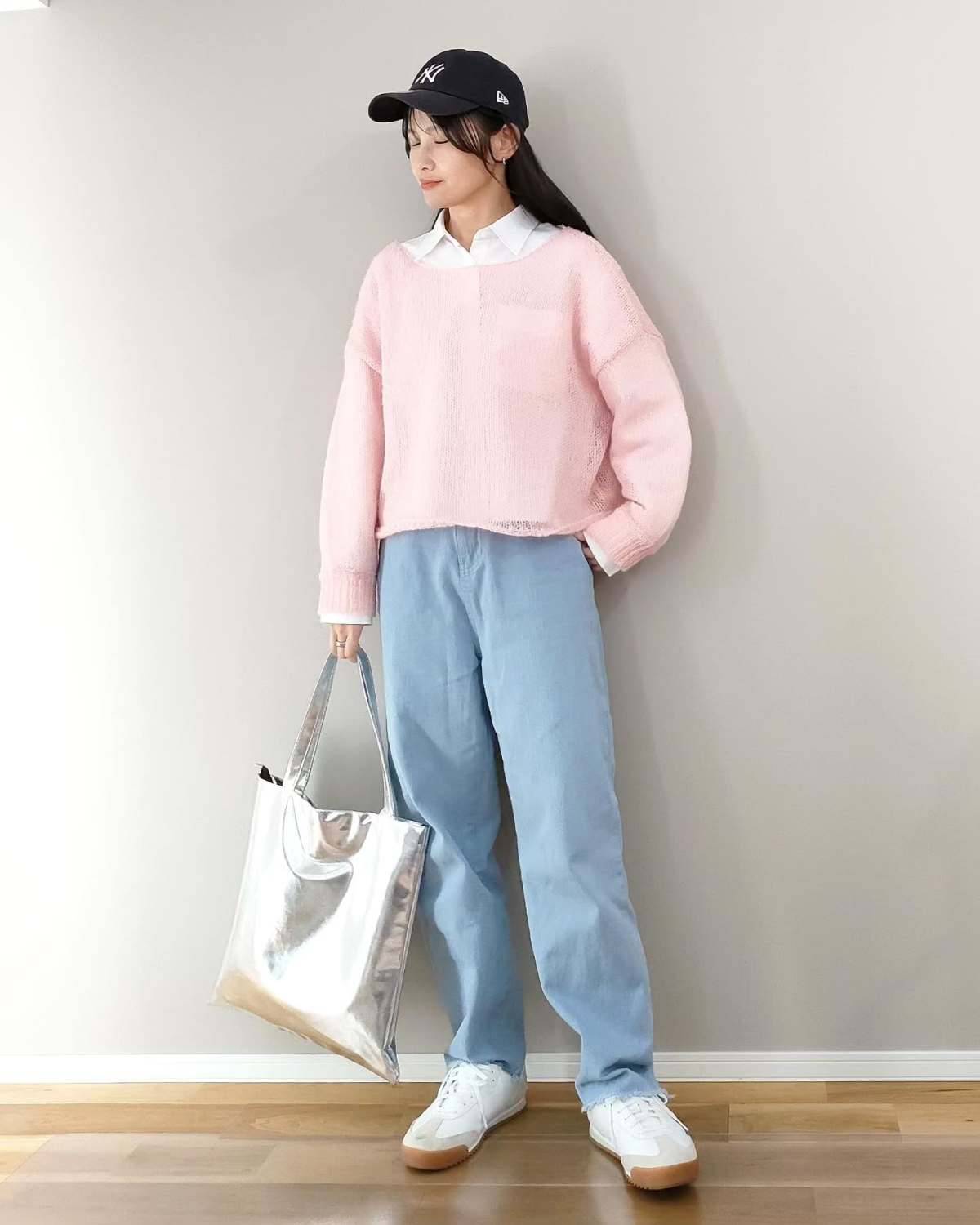ピンクニット×白シャツの重ね着が◎