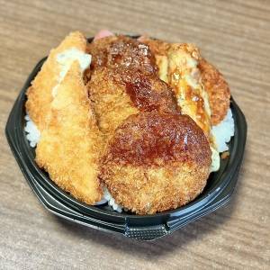 【ローソンストア100】「本当にヤバい」「茶色すぎる見た目」SNSで話題の爆盛丼シリーズを食べてみた