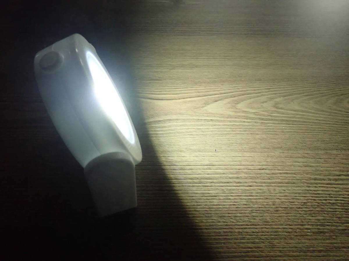 ダイソー：マルチアングルマグネットライト