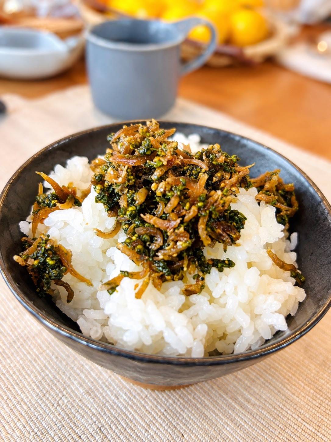 しその実の佃煮をのせたごはん