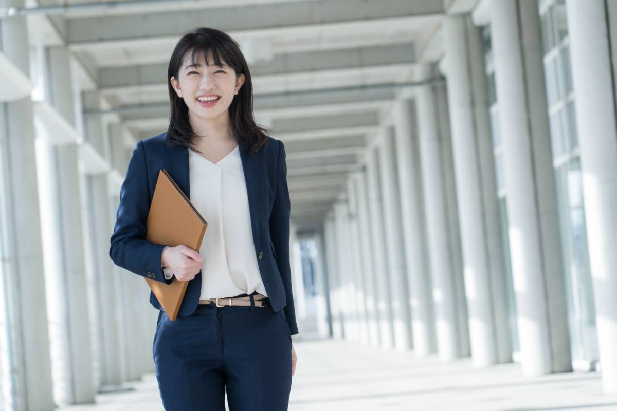通路に立っているスーツ姿の女性