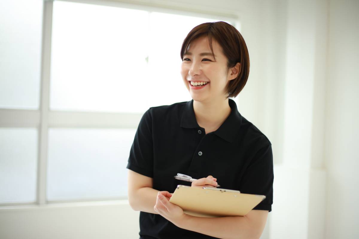 バインダーを持っている女性