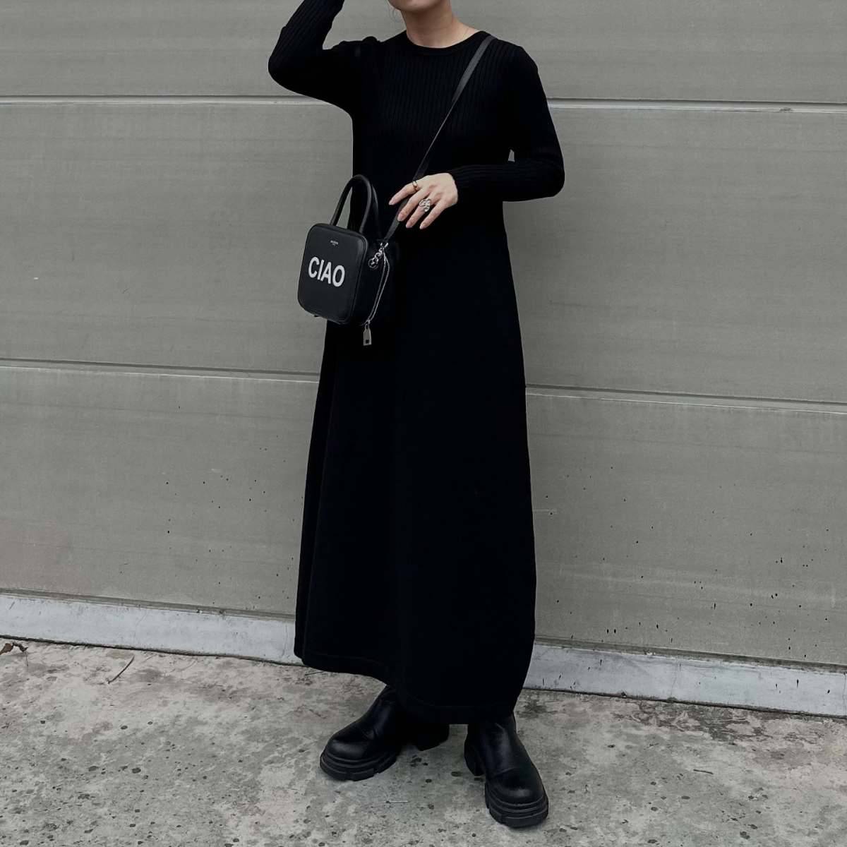 小物も黒でまとめたオールブラックコーデ