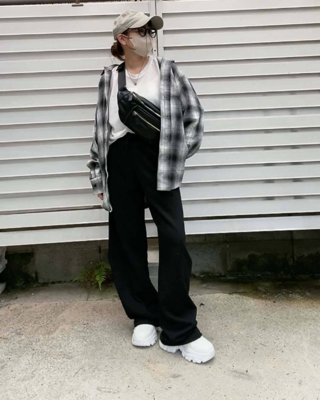 チェック柄シャツを羽織る♪