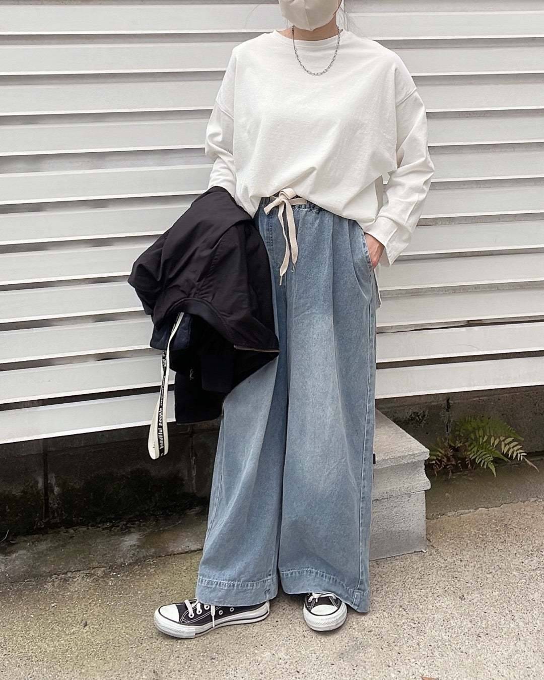 白トップス×ワイドデニムパンツ