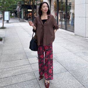 眠らせておくのはもったいない。花柄パンツが主役の「大人の秋コーデ」