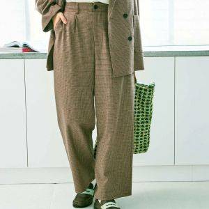 「こんなにスッキリ見えるなんて！」50代が選ぶべき《細見えワイドパンツ》3選【2026年10月版】