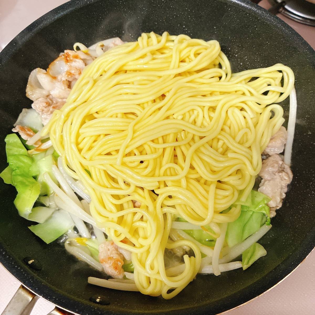 永谷園公式の「お茶づけ焼きそば(塩焼きそば風)」のレシピ