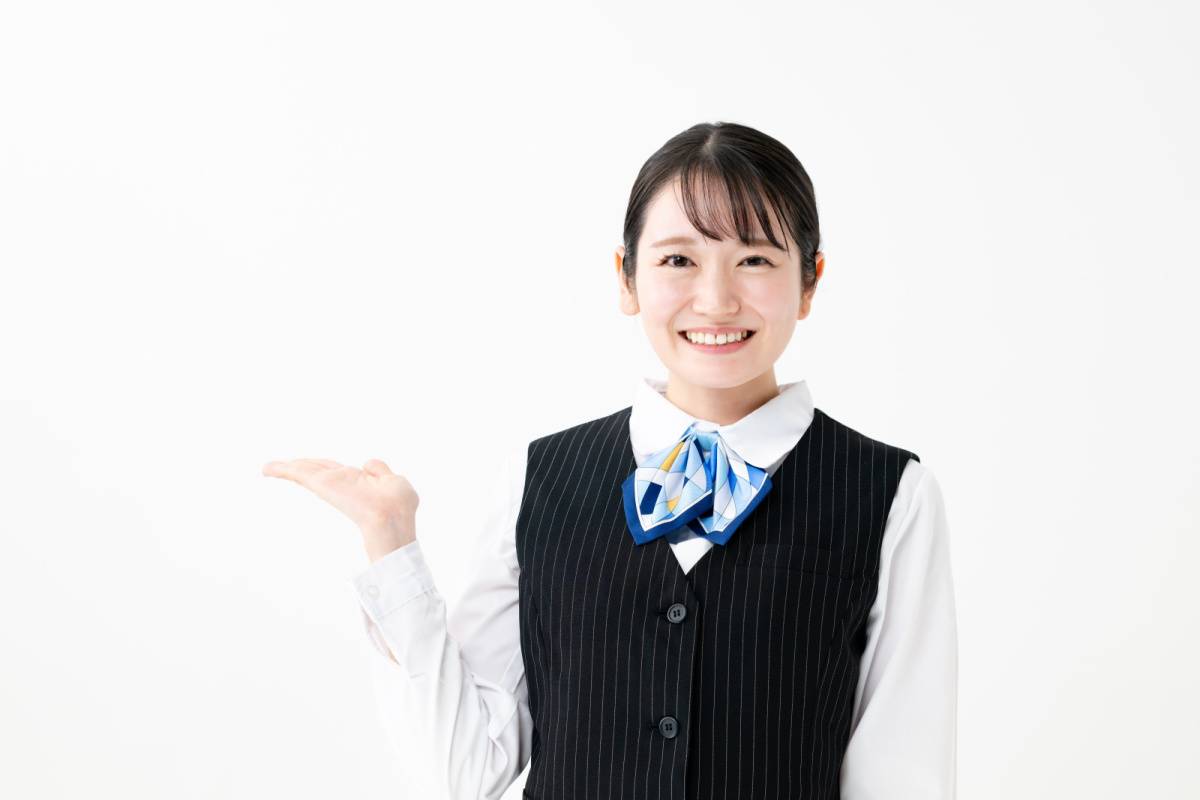 案内する接客業の女性