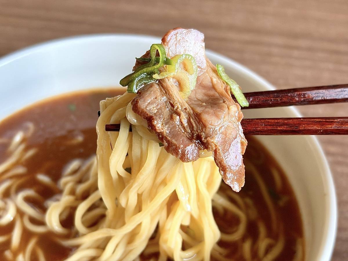 ドラッグストア コスモス：ちょこっとチャーシュー入り 醤油豚骨ラーメン
