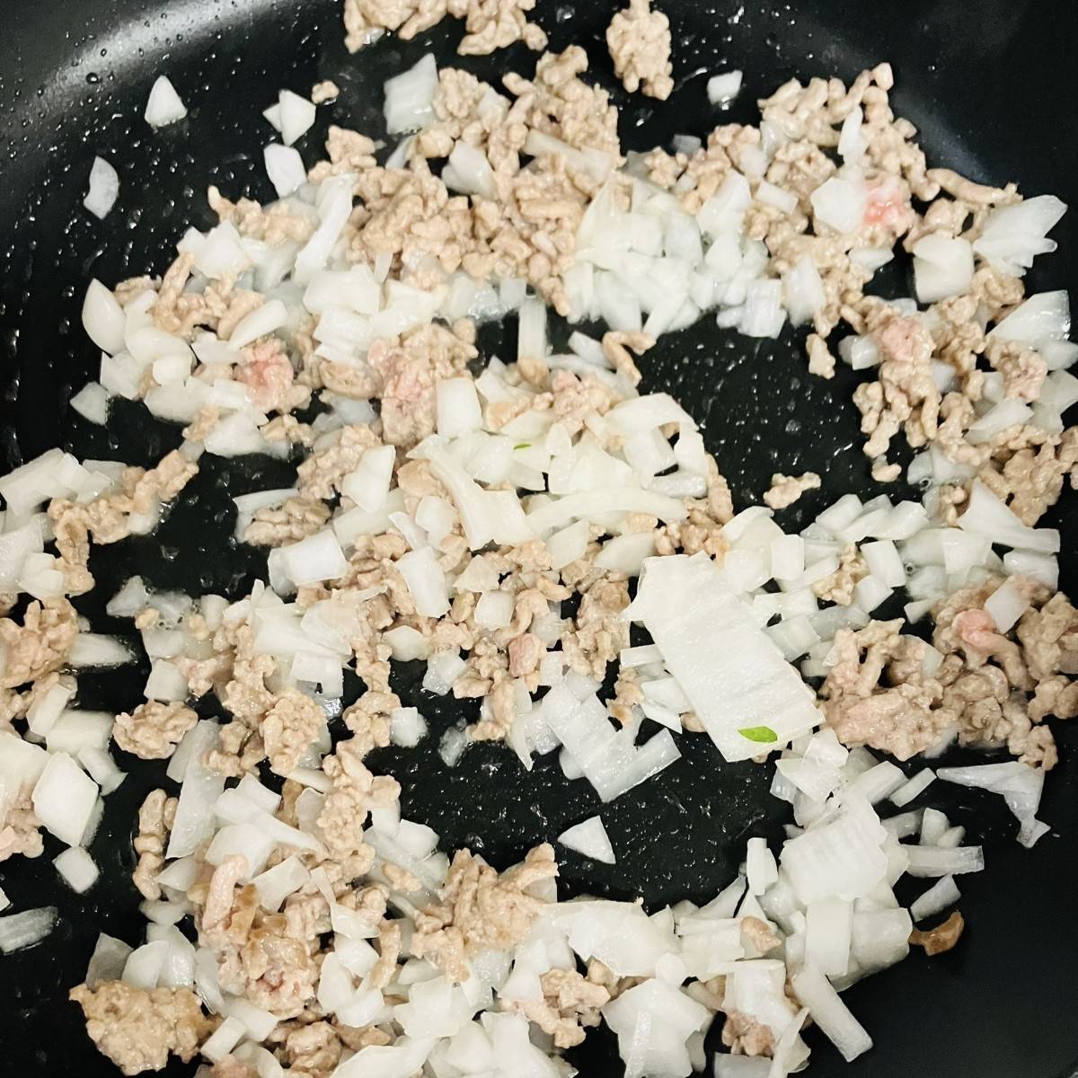 マルちゃん公式の「みんな大好き！フライパン1つ【焼そばボロネーゼ】」のレシピ