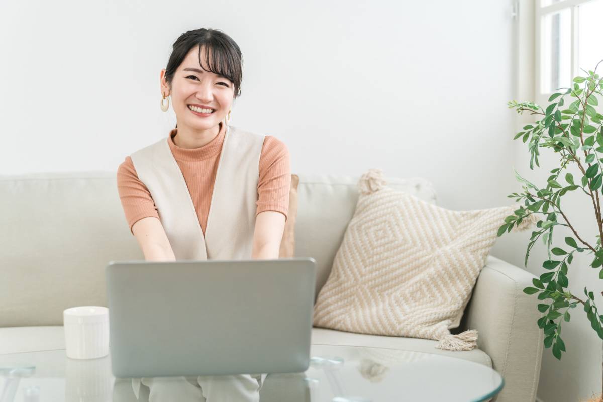 自宅でパソコンを使っている女性