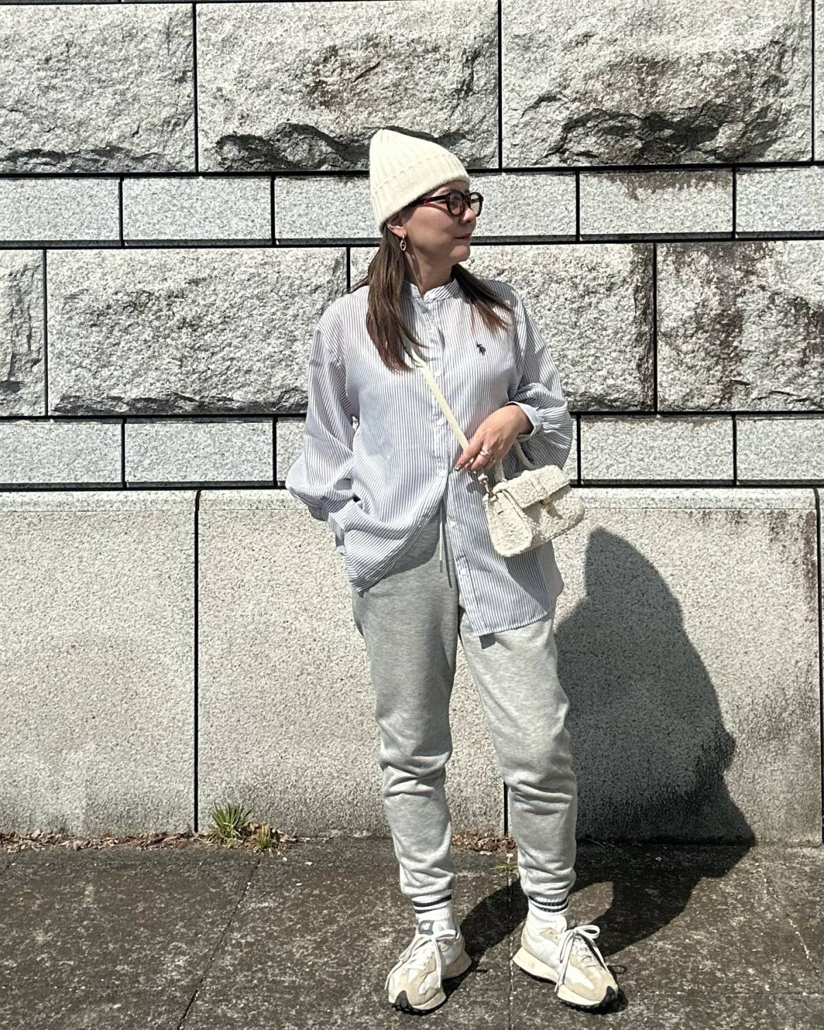 シャツ×スウェットパンツ