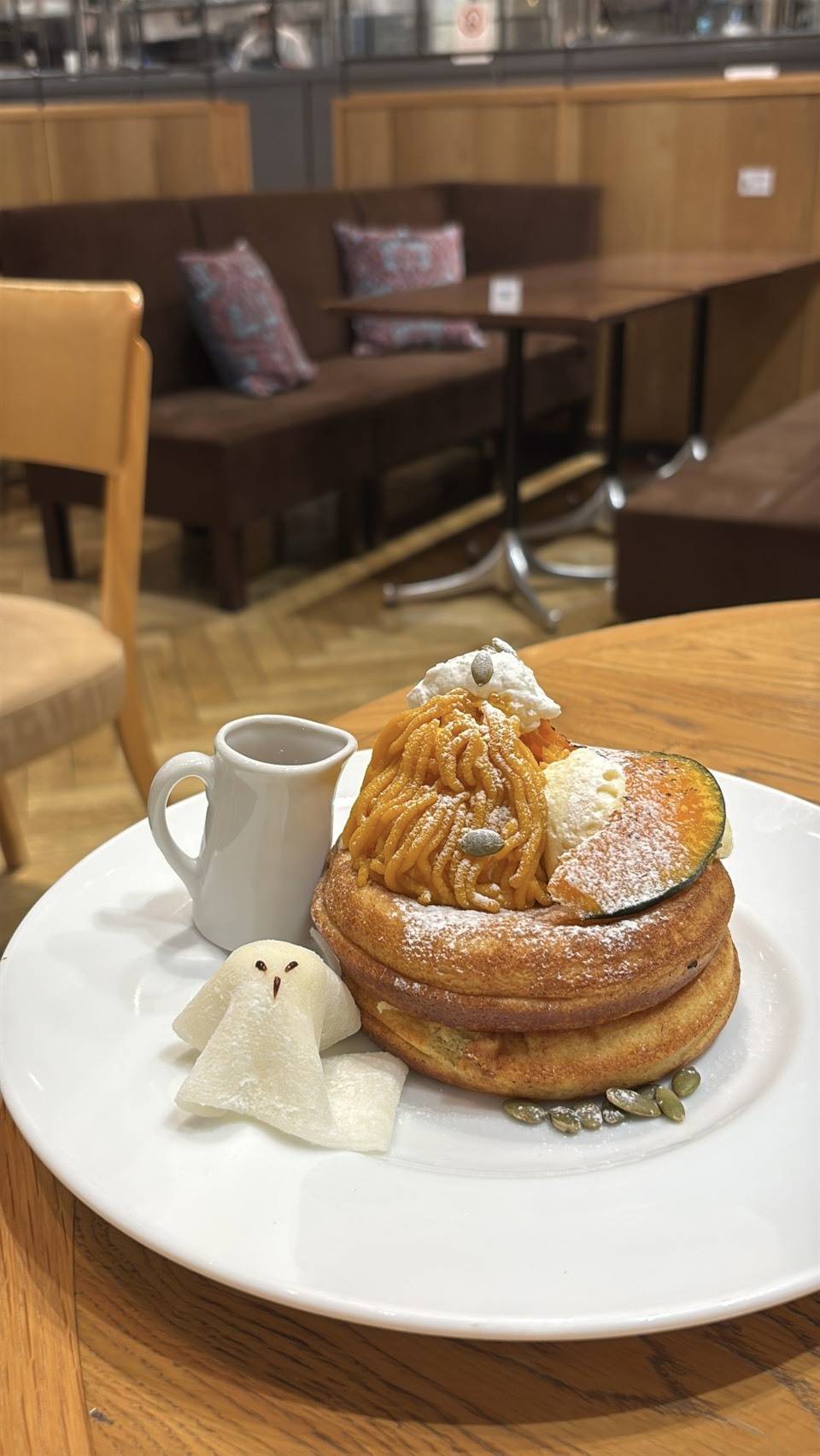 カフェ＆ブックス ビブリオテークの「北海道産かぼちゃとメープルカスタードのハロウィンパンケーキ」
