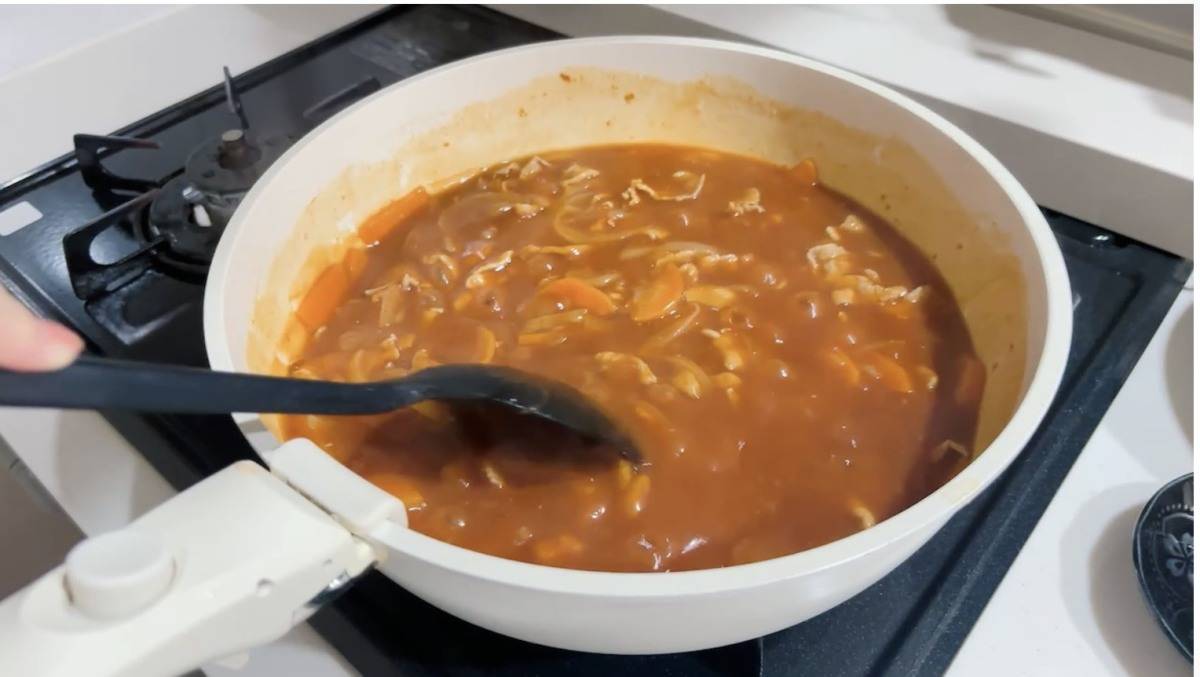 完熟トマトの風味が豊かな 本格ハヤシライスソース 調理中