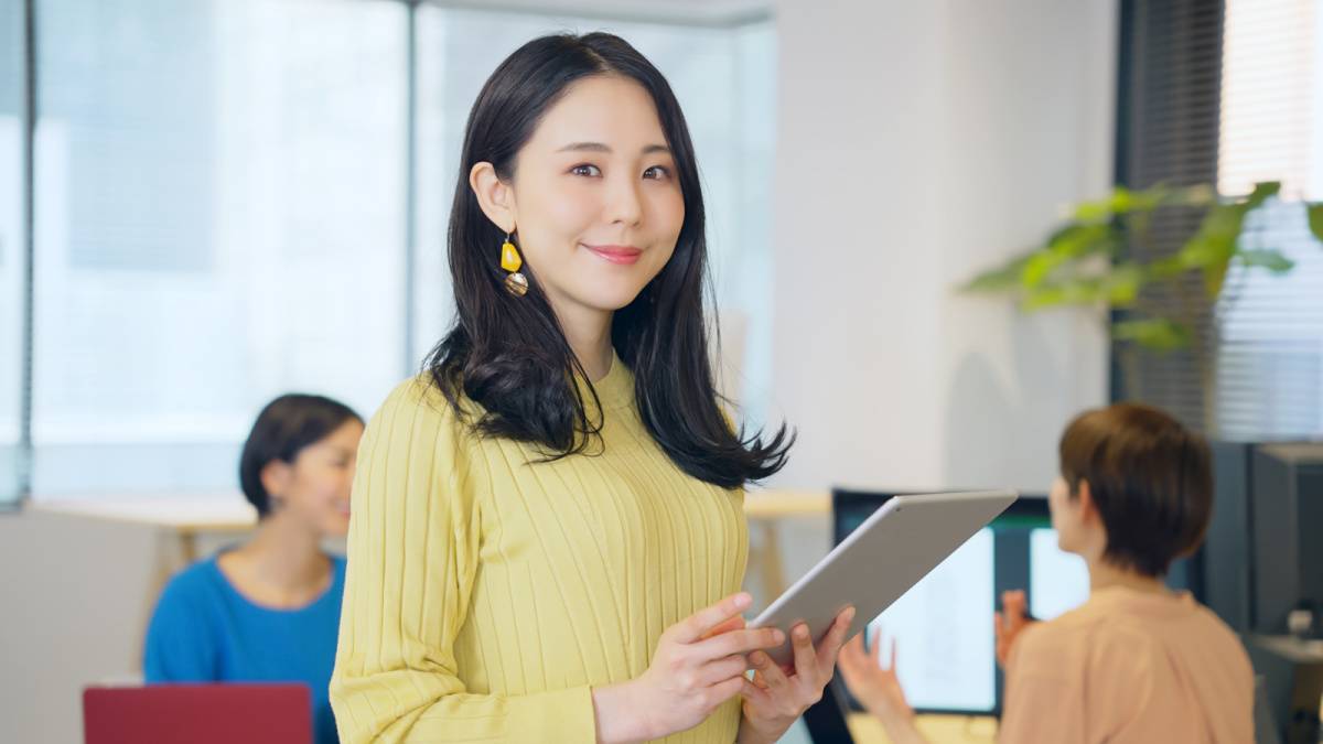 タブレットを使う女性社員 