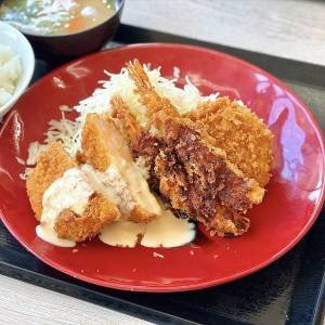 【かつや】「満足度が高い」「ボリュームありすぎ」SNSでも大絶賛♡『海老トリプル定食』を食べてみた