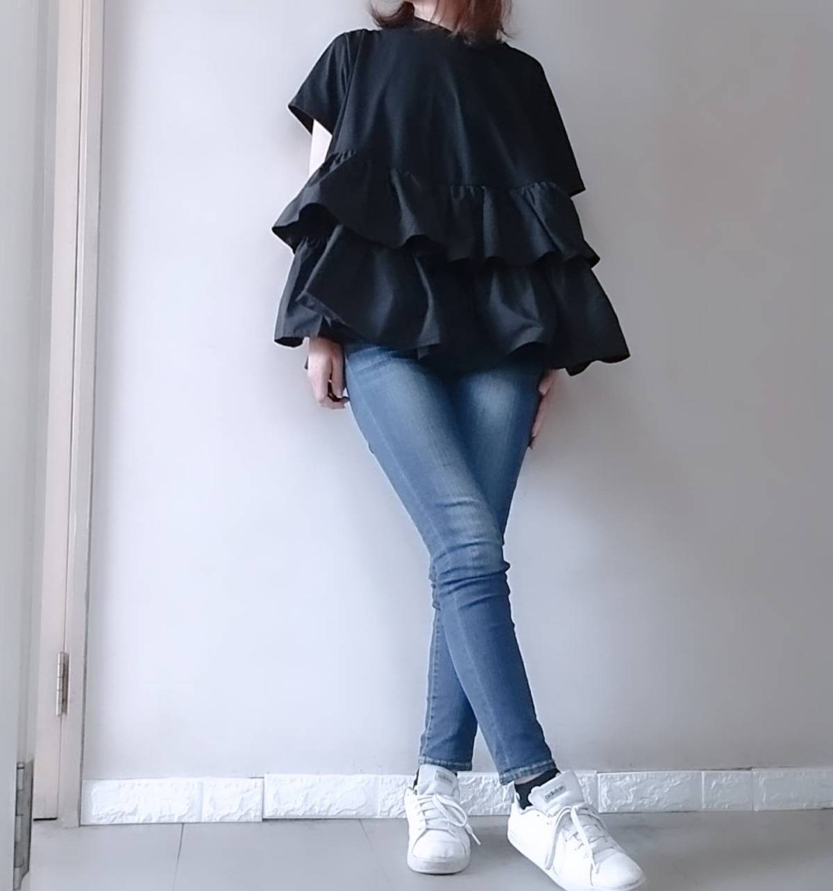 ティアードフリルブラウス×デニムパンツ