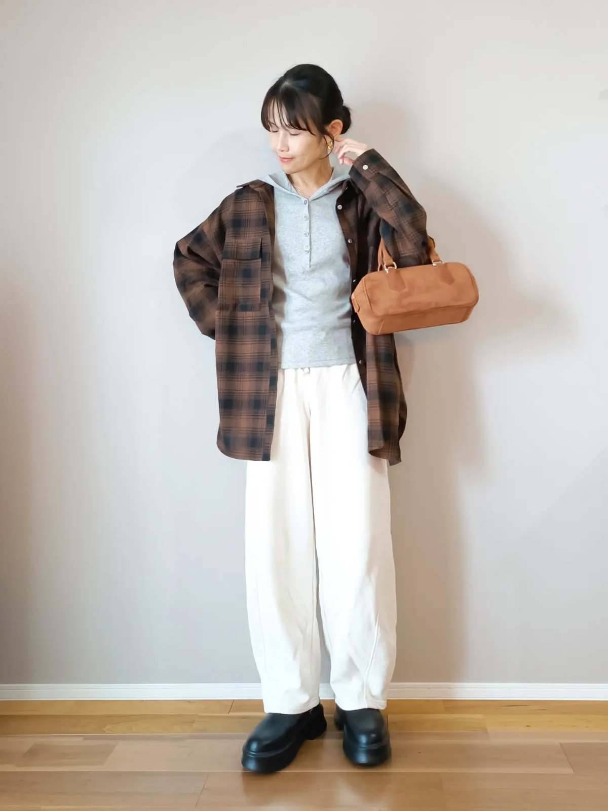 チェック柄シャツの襟元からフードを出す！
