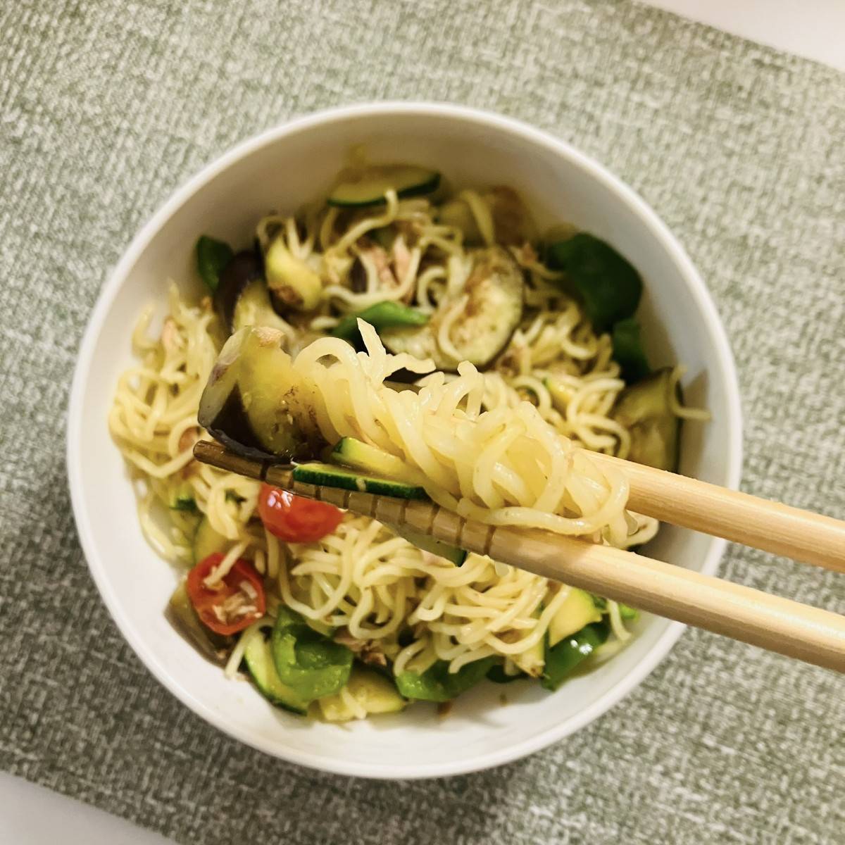 マルちゃん公式の「1/2日分の野菜がとれる！野菜モリモリ塩焼そば」のレシピ
