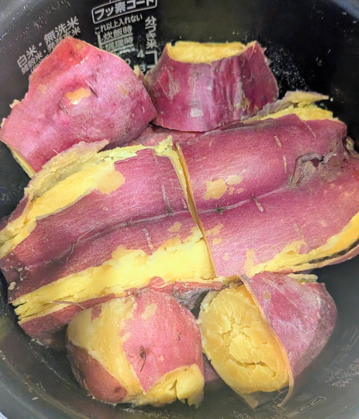 炊飯器の中のさつまいも