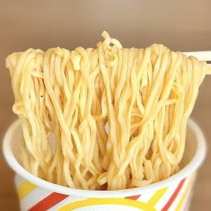【日清】「匂いも味も完全再現」「思ったよりファミチキ」SNSで話題の新作カップ麺を食べてみた！
